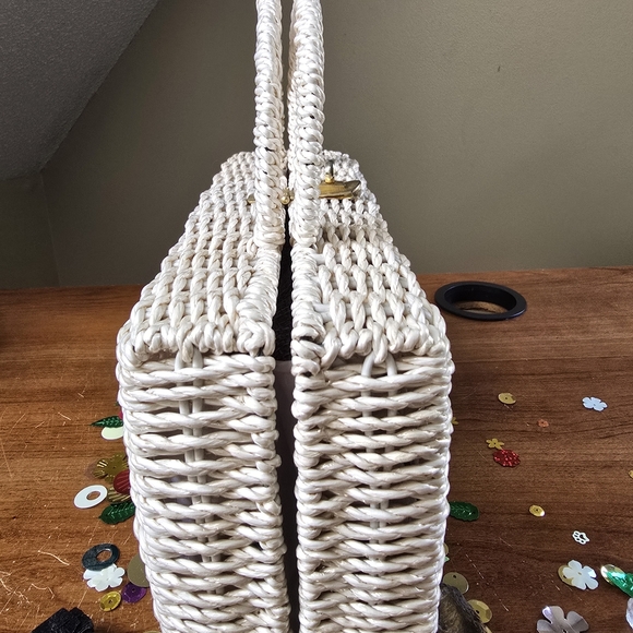 Elegant Cream Woven Handbag - Picture 3 of 10